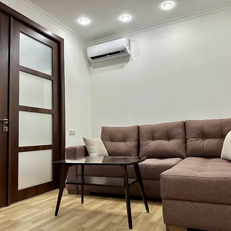 Newly-Renovated Comfortable Apartment Next To Metro Station Yerevan Exterior photo