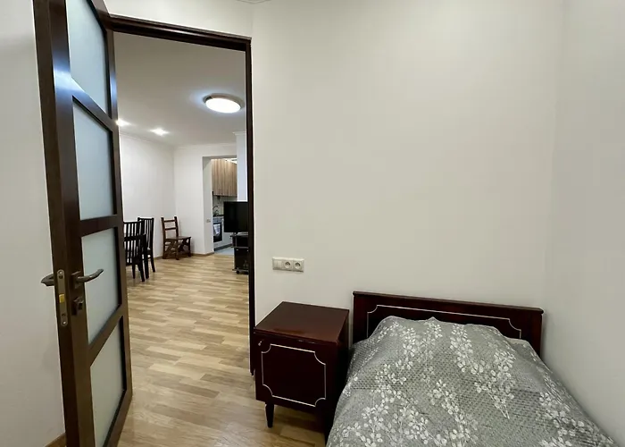 Newly-Renovated Comfortable Apartment Next To Metro Station
