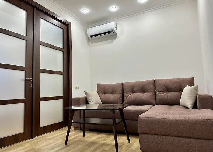 Newly-Renovated Comfortable Apartment Next To Metro Station