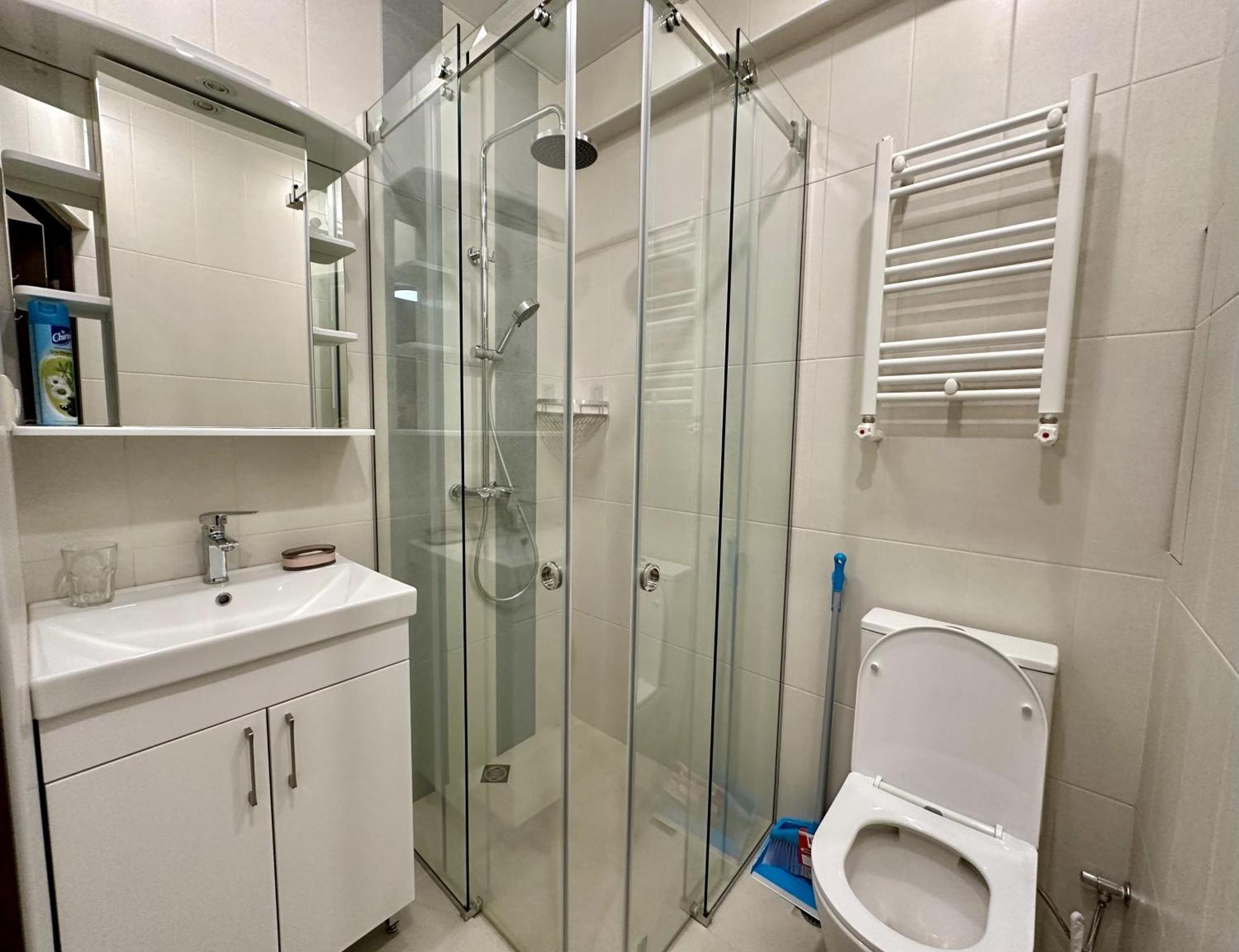 Apartment Newly-renovated Comfortable Next To Metro Station